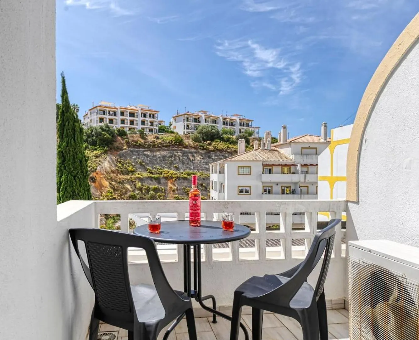 Azula - Bright And Airy 2 Bedroom Apartment With P Carvoeiro