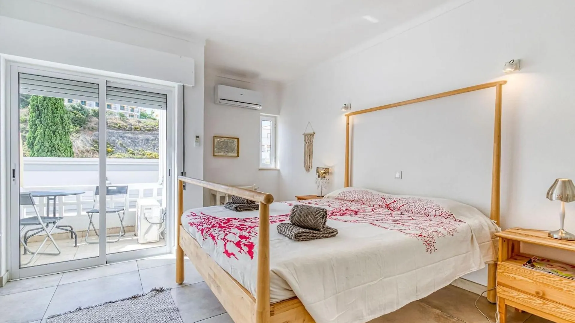 Azula - Bright And Airy 2 Bedroom Apartment With P Carvoeiro