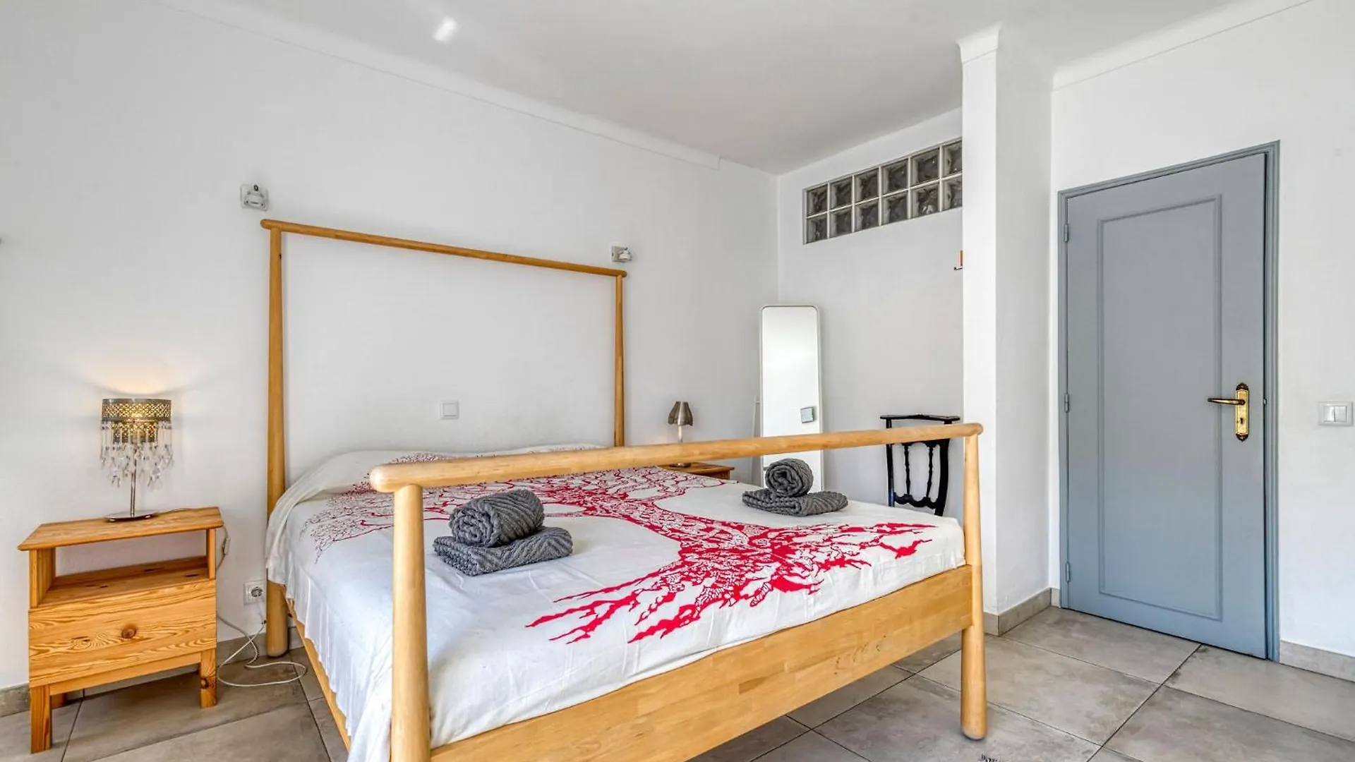 Azula - Bright And Airy 2 Bedroom Apartment With P contacts
